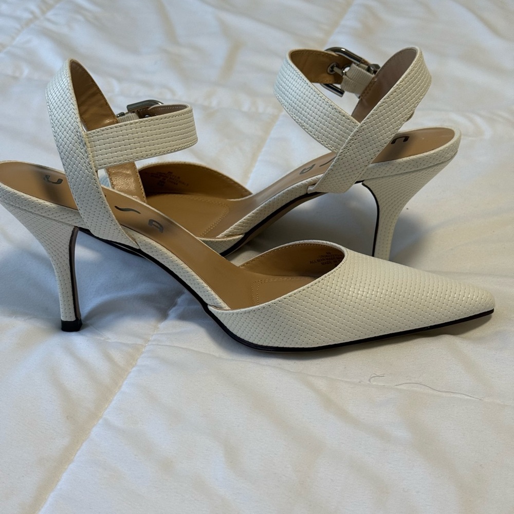 NEW- Unisa White Textured, pointed  toe pump. 8 - Picture 7 of 7